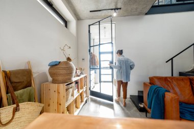 Bir kadınla evin içinde şık bir oturma odası.