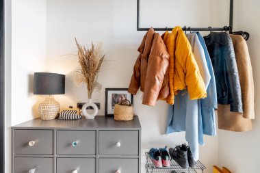 Evin koridoru. Kıyafetler ve mobilyalarla dolu.