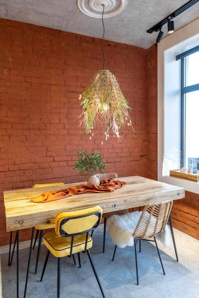 Ahşap masalı yemek yeri.