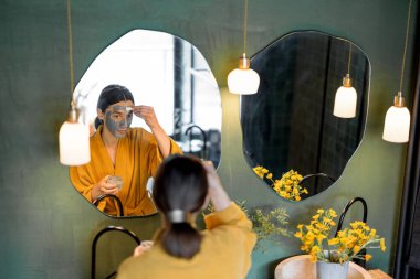 Kabarcık temizleme maskesi takan kadın