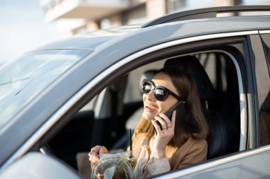 Arabada salata yiyen güzel bir kadın.