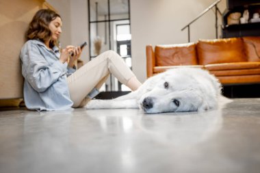 Evde köpeği olan bir kadın.