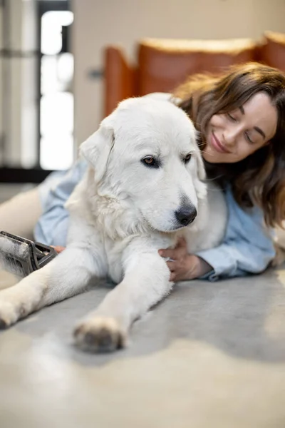 Mujer feliz con un perro en casa —  Fotos de Stock