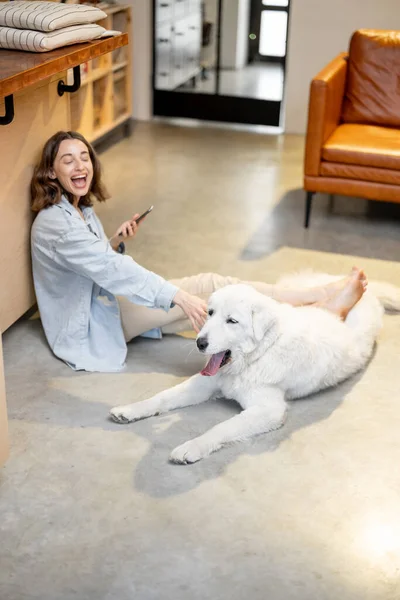 Mujer con un perro en casa —  Fotos de Stock