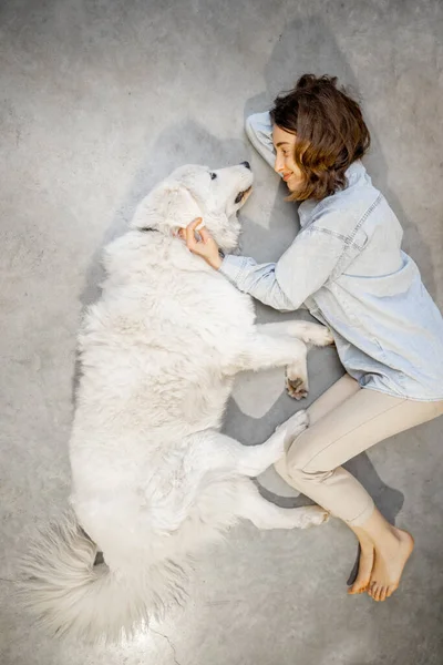 개와 함께 누워 있는 여자 — 스톡 사진