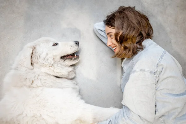 Kvinna med sin hund liggande tillsammans — Stockfoto