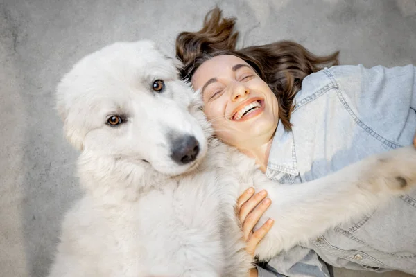 Mujer con su perro acostado juntos — Foto de Stock