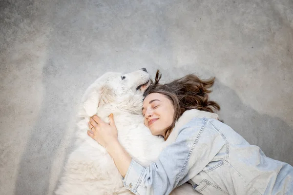 Mujer con su perro acostado juntos —  Fotos de Stock