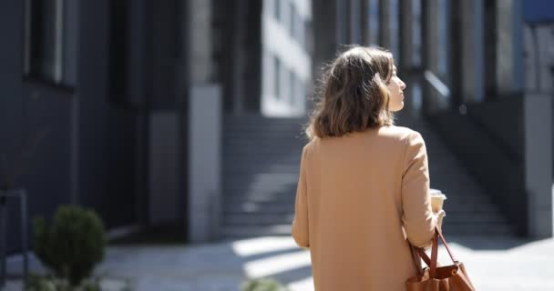 Mujer de negocios con comida para llevar al aire libre — Vídeos de Stock