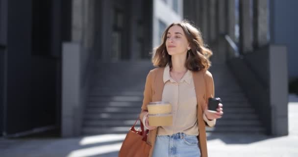 Mujer de negocios con comida para llevar al aire libre — Vídeos de Stock