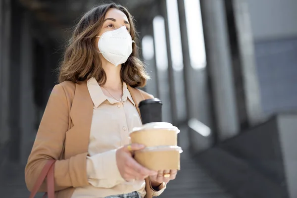 Woman have outdoor lunch on stairs near office building — Stock Photo, Image