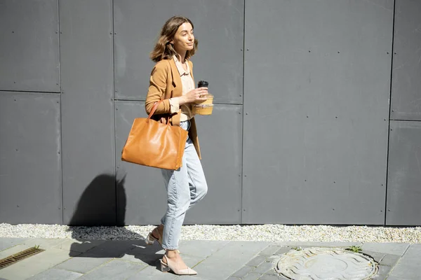 Kvinna har utomhus lunch på bänk nära kontorsbyggnad — Stockfoto