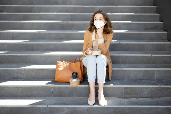 Mujer tienen almuerzo al aire libre en las escaleras cerca del edificio de oficinas —  Fotos de Stock