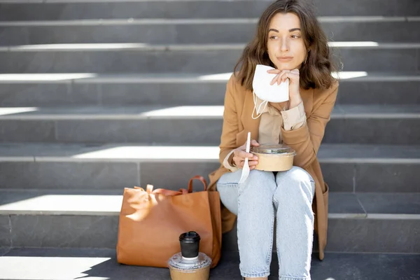 Mujer tienen almuerzo al aire libre en las escaleras cerca del edificio de oficinas —  Fotos de Stock