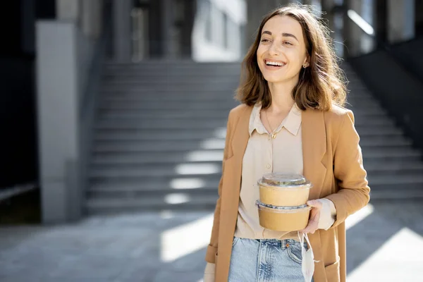 Mujer tienen almuerzo al aire libre en las escaleras cerca del edificio de oficinas — Foto de Stock