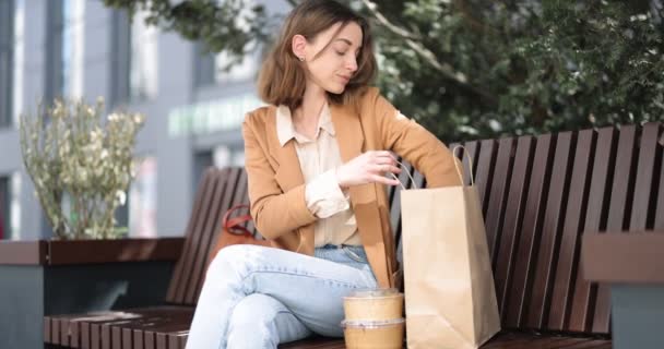 Empresaria comiendo comida para llevar al aire libre — Vídeos de Stock