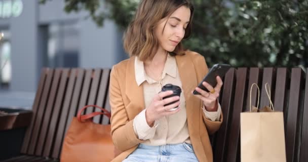 Empresária durante uma pausa para café ao ar livre — Vídeo de Stock