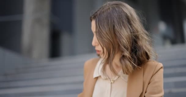 Empresária tirando máscara de seu rosto durante uma pausa para café ao ar livre — Vídeo de Stock