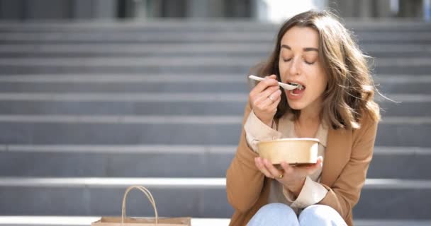 Trabalhador de escritório comer takeaway comida ao ar livre — Vídeo de Stock