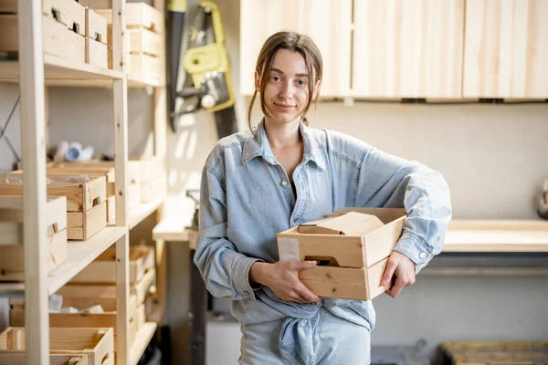 Femme avec une boîte à outils dans l'atelier — Photo
