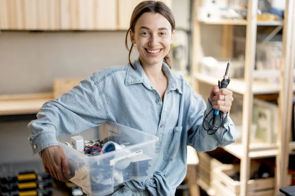 Femme avec des outils de travail dans l'atelier à la maison — Photo