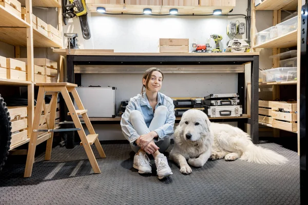 Kvinne med hund i verkstedet – stockfoto
