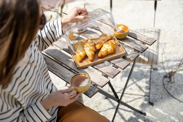 Femme joyeuse assise à une table dans le jardin. — Photo