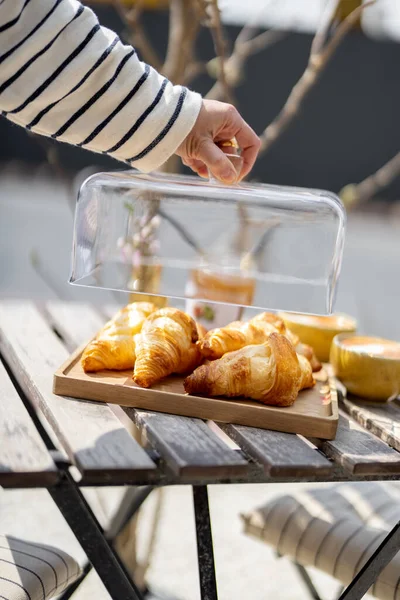 Croissants sob o cloche de vidro com xícaras de café — Fotografia de Stock