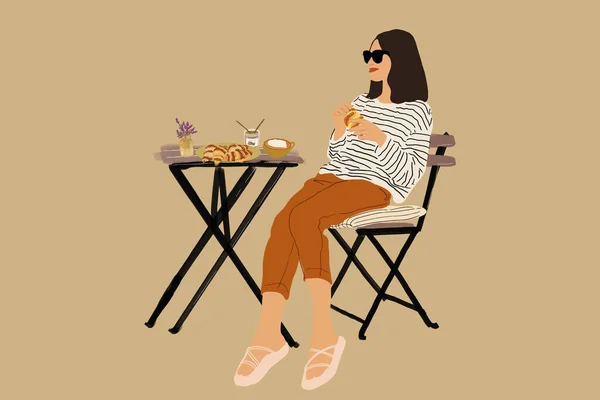 Fröhliche Frau sitzt an einem Tisch mit Croissant. — Stockvektor