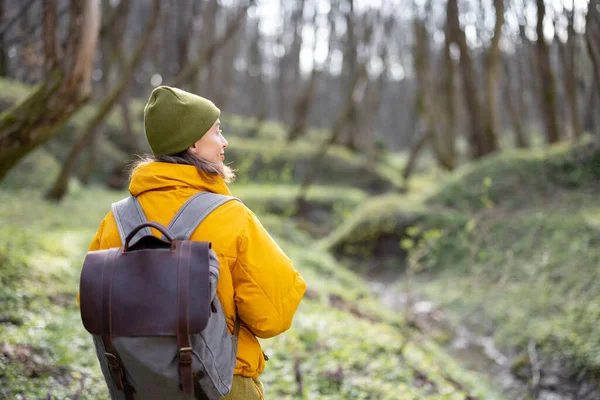 Femme en vêtements de randonnée dans la forêt verte de printemps — Photo