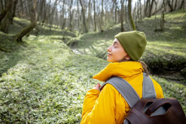 Mulher em roupas de caminhada na floresta de primavera verde — Fotografia de Stock