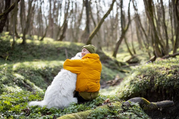 Mladá žena tráví čas se psem v lese. — Stock fotografie