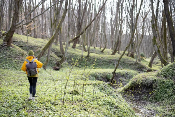 Une jeune femme passe du temps dans la forêt verte. — Photo