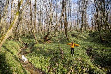 Kadın ellerini kaldırdı ve temiz havayı içine çekti.