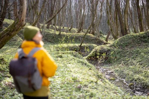 Mulher em roupas de caminhada na floresta de primavera verde — Fotografia de Stock