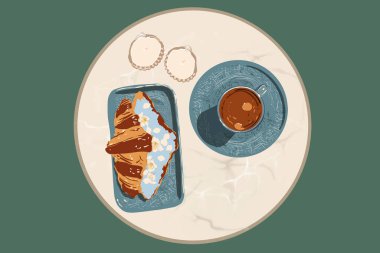 Mavi peynirli kruvasan ve tabakta çiçekler