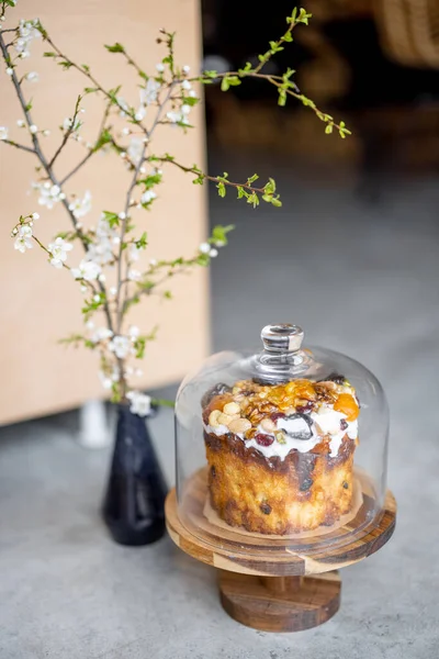 Köstliche süße Osterkuchen mit getrockneten Früchten verziert — Stockfoto