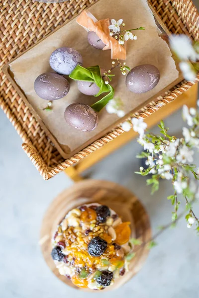 Výborný velikonoční sladký košíček zdobený sušeným ovocem — Stock fotografie