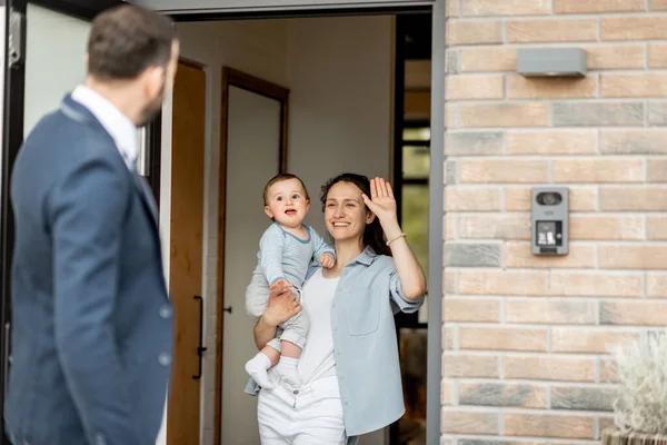 Kaukasische vader zwaait met afscheid van zijn familie — Stockfoto