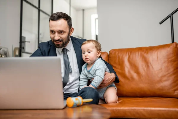 Podnikatel pracuje se svým dítětem doma — Stock fotografie