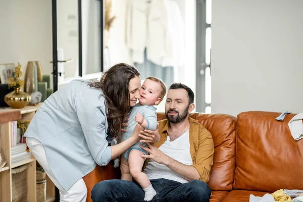 Mère prend un nouveau-né nourri par papa à la maison — Photo