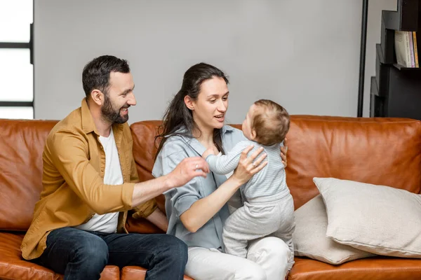 Šťastný otec, matka a malý syn si hrají — Stock fotografie