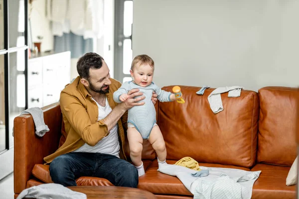 Papá de mediana edad llevando y jugando con el bebé recién nacido — Foto de Stock