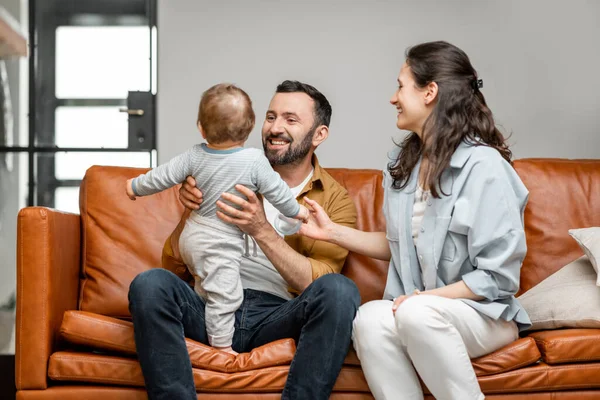 Glücklicher Vater, Mutter und kleiner Sohn spielen — Stockfoto