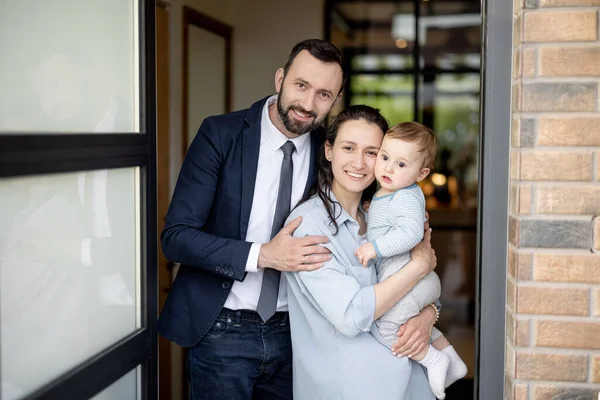 Portrét mladé kavkazské rodiny s dítětem — Stock fotografie