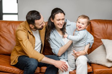 Mutlu baba, anne ve küçük oğul oynuyorlar.