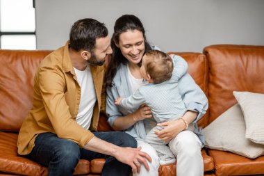 Mutlu baba, anne ve küçük oğul oynuyorlar.