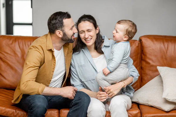 Šťastný otec, matka a malý syn si hrají — Stock fotografie