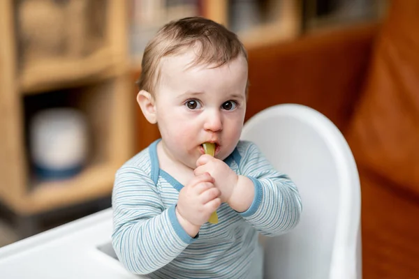 Ett porträtt av en ettårig pojke med en sked — Stockfoto