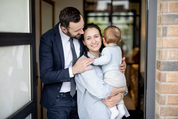 Un portrait de la jeune famille caucasienne avec bébé — Photo